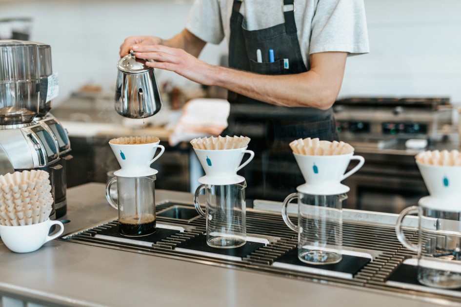 コーヒー店の店員さんがコーヒーを入れるところ
