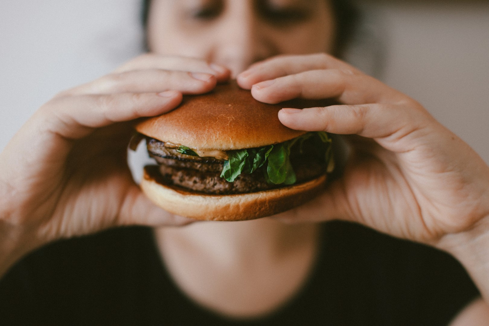 ハンバーガーを食べている人