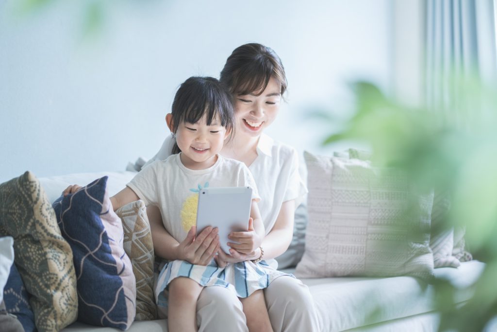 子ども向けオンライン英会話の無料体験を受講する親子
